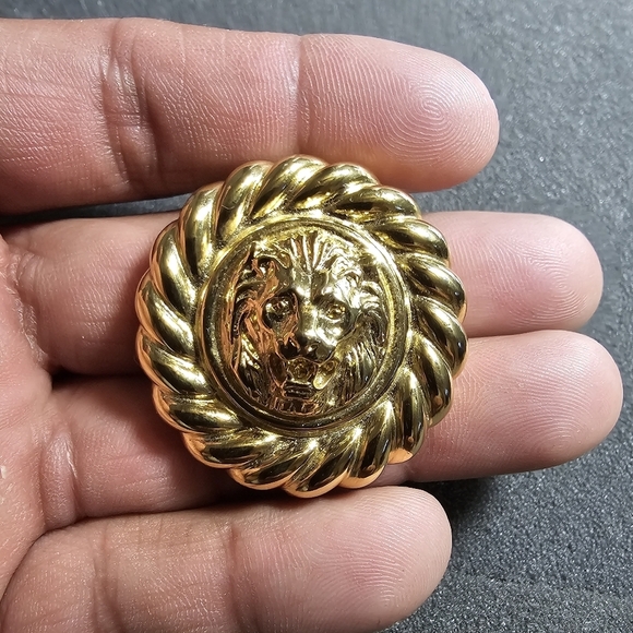 Vintage Iconic Lion Head Gold Tone Dome Button Shape 1.5” Scarf Clip Brooch show - Picture 1 of 8